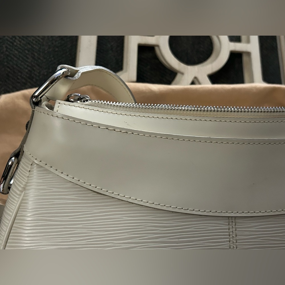 SOLD This is a gorgeous, authentic Louis Vuitton. Feel free to send offers. - Picture 3 of 16
